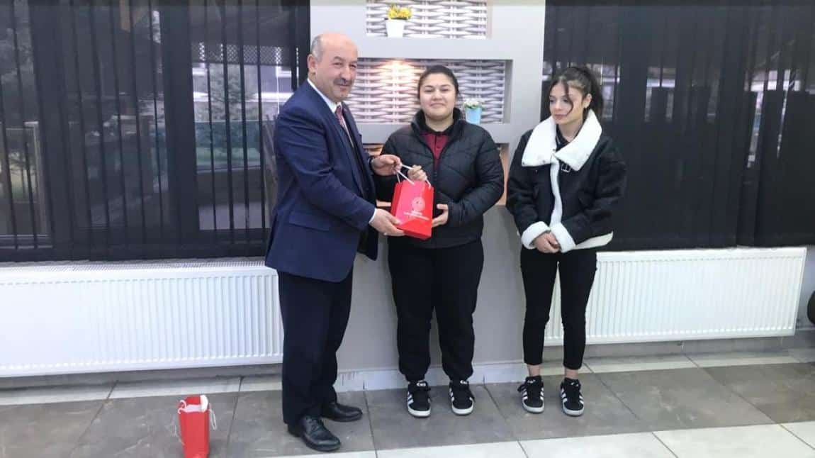 Türkiye Şampiyonu Öğrencimiz İl Milli Eğitim Müdürümüz Hasan Başyiğit'ten Ödül Aldı